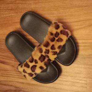 NEW!!! LEOPARD PRINT FAUX FUR SLIDES. ❤